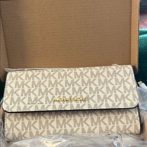 Michael Kors Handbags - Michael Kors Travel Trifold wallet
Wristlet Women Wallet Purse